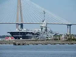 Авианосец «Йорктаун» на фоне вант моста