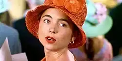 В роли Скарлетт в фильме «Четыре свадьбы и одни похороны» (1994)