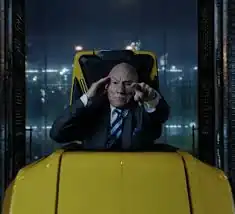 Патрик Стюарт в роли Чарльза Ксавьера / Профессора Икс в фильме «Доктор Стрэндж: В мультивселенной безумия» 2022 года.