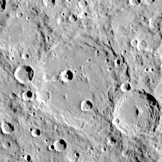 Кратер Чебышёв. Правее и ниже виден вдвое меньший кратер Ленгмюр