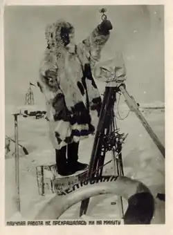 Научный работник с парохода "Челюскин" производит измерения при помощи анемометра Фусса.