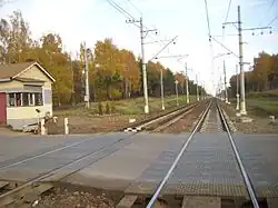 Автомобильный переезд к востоку от платформы