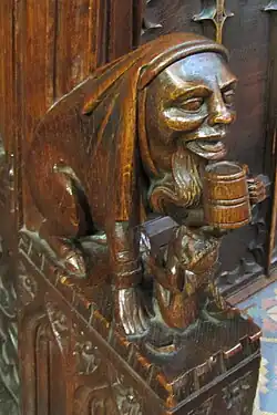 Человек с задом свиньи, пьющий пиво