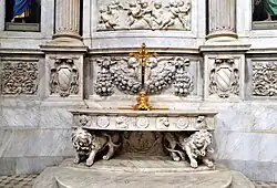 Деталь алтаря (менса) кардинала Асканио Филомарино. Церковь Санти-Апостоли, Неаполь