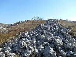 Стены на сухой кладке сохранились в виде развалов