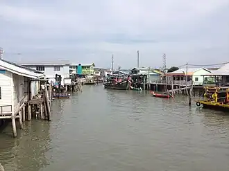 Китайская деревня и рыбацкие лодки