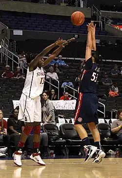 Огвумике в игре за «Стэнфорд Кардинал»на турнире Pac-10 (12 марта 2011 года)