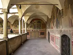 Галерея Кьостро дельи Оранчи с фресками XIV-XV веков