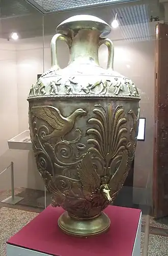 Фарфоровая раскрашенная копия амфоры в ГИМе (Москва)