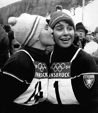 Кристин (слева) со своей сестрой Мариэль на Олимпийских играх 1964 года