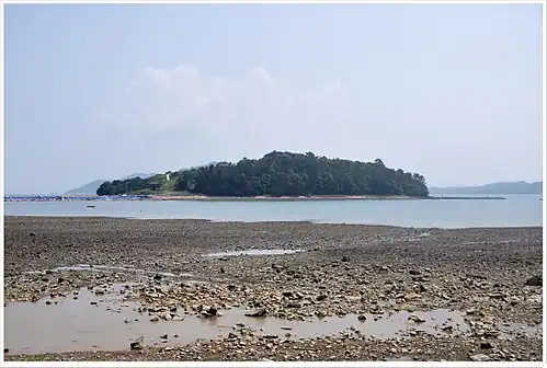 Вид на остров Чандо с острова Квандо