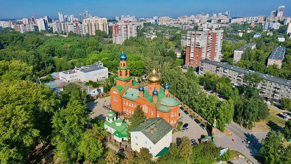 Храмы Серафима Саровского и Николая Чудотворца в восточной части парка