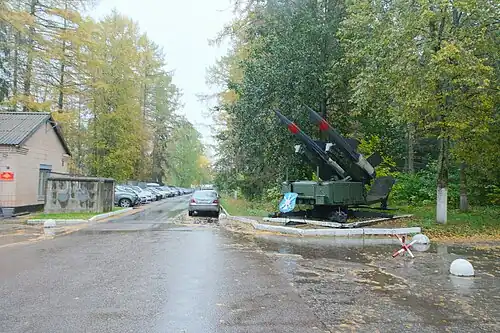 Экспозиция военной техники при въезде в гарнизон