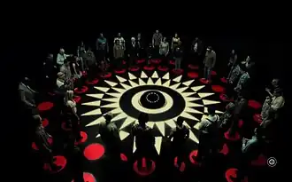 Кадр из начала фильма, почти все «игроки» ещё живы.