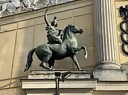 Конная статуя (слева от входа) в Зимний цирк. 1852. Париж