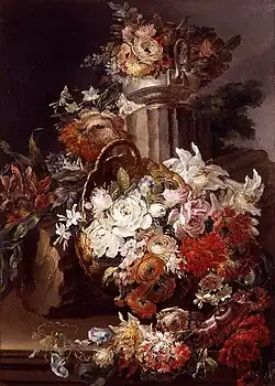 Цветы в корзине и в вазе на фоне античных руин.