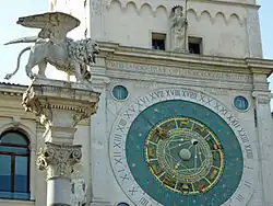 Particolare dell'orologio e il leone marciano, segno di fedeltà alla Serenissima