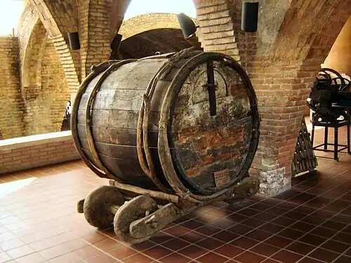 Характерная для севера Испании огромная винная бочка в музее корпорации Codorníu