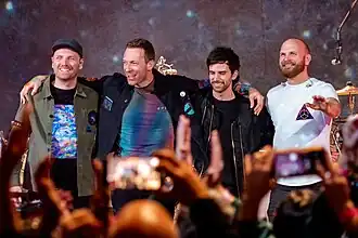 Участники Coldplay слева направо: Джонни Бакленд (соло-гитара), Крис Мартин (вокал, клавишные, ритм-гитара), Гай Берриман (бас-гитара), Уилл Чемпион (ударные, перкуссия, бэк-вокал)