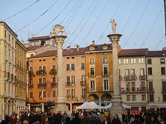Le due colonne (a sinistra il leone alato, simbolo di San Marco e della Serenissimae, a destra il Redentore).