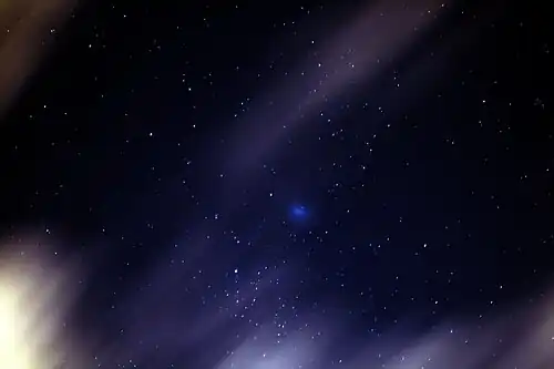 В момент вспышки комета находилась в оппозиции к Земле, её хвост был направлен от Солнца и Земли, поэтому в первые дни для земного наблюдателя комета выглядела как яркая сфера