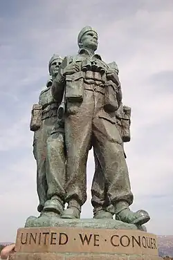 Вид на скульптуры, надпись и