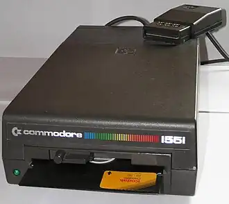 Вид европейской версии дисковода Commodore 1551 с показом необычного разъёма