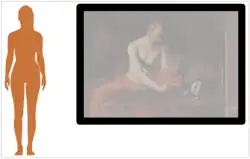 Silhouette d’une femme à hauteur de celle du tableau.