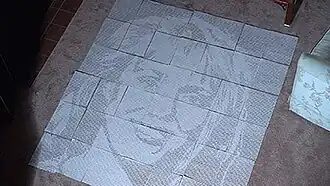 Лицо Руби Моррис, написанное бинарным кодом.