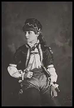 Конни Гилкрист в роли мальчика на фотографии студии London Stereoscopic Company