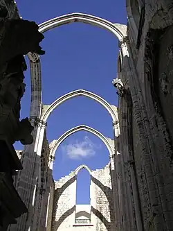 Руины женского монастыря Кармо в Лиссабоне, Португалия