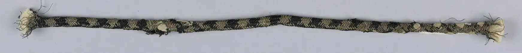 Черная шелковая и серебряная нить сплетенные  вокруг хлопковой сердцевины