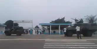 Транспорт габонской армии в Либревиле во время попытки переворота