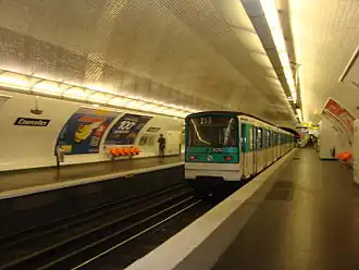 Зал станции с составом MF 67 (2010)