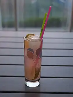 Джин с тоником изготовлен из джина Estonian Crafter's Gin. Растительные компоненты в джине придали напитку розовый цвет