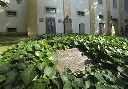 Захоронения Якобсфридхоф с могильной плитой живописца Лукаса Кранаха Старшего на переднем плане