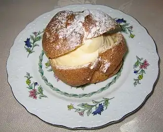 Пирожное шу с кремом шибуст