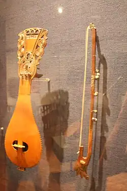 Старый тип критской лиры (лираки). Смычок с бубенцами (Музей греческих народных музыкальных инструментов)