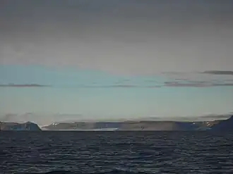 Вид с моря на залив и втекающие ледники