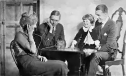 Семья вокруг детекторного приёмника. Рекламный снимок 1920-х годов, США