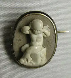 Купидон, прикованный к камню. Оникс, золотая оправа. Метрополитен-музей, Нью-Йорк