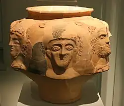 Галло-римский сосуд с маскаронами