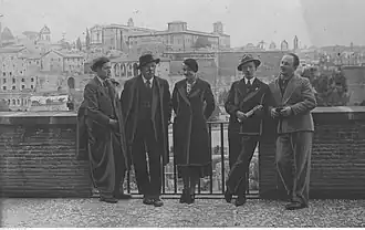 Виктор Мазуровский (второй слева) с группой польских деятелей искусства в Риме, 1936 год