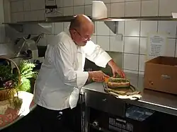 Нарезание креспу в ресторане в Авиньоне