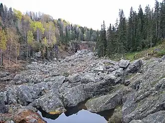 Вид на высохший водопад