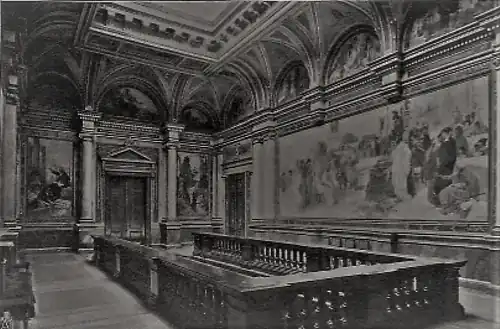 Справа от лестницы пропавшая настенная картина Карла Герца «Искусство античности».