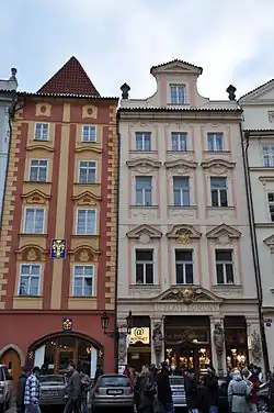 Дом красный (слева)px