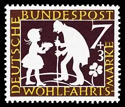 Девочка жертвует хлеб бедняку