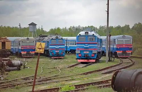 Дизель-поезда ДДБ1 тепловозной тяги типа «тяни-толкай». В середине — поезда со стороны тепловозных секций 2М62У, по краям — со стороны головных вагонов