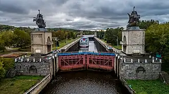 Каравеллы на башнях шлюза № 3 канала имени Москвы